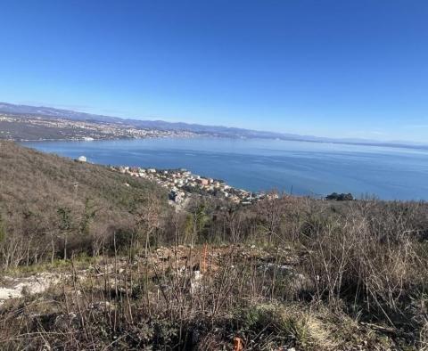 Baugrundstück von 1017 m2 mit Panoramablick auf das Meer über Opatija in Kolavici 