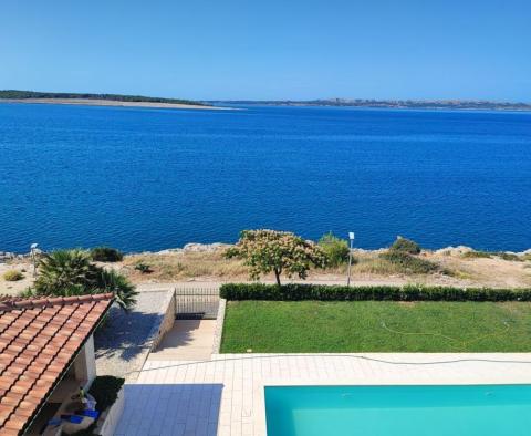 Appartement de trois chambres dans un immeuble neuf sur la péninsule de Pag à Povljana, 1ère rangée de la mer 