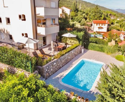 Apartman Ičićiben, Abbáziában, közös medencével 