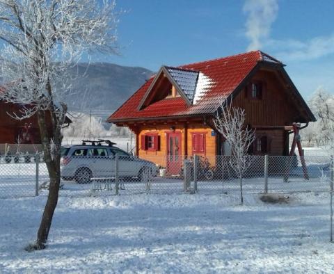 Замечательный деревянный дом на природе с бассейном, недалеко от реки 