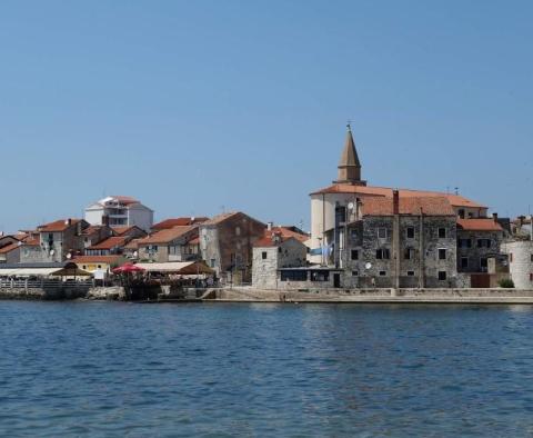 Apartments in einem luxuriösen Neubau, erste Reihe zum Meer im Zentrum von Umag 