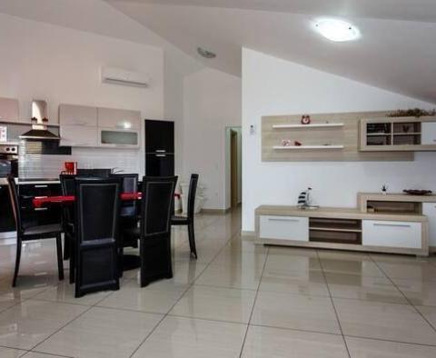 Appartement au dernier étage de 66 m2 avec vue mer à Vrbnik, île de Krk 