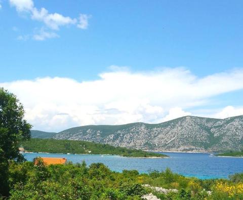 Terrain urbain sur la magnifique île de Korcula à 50 m de la mer 