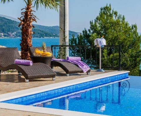 Luxus villa a tenger 1. sorban, szemben a magas színvonalú kikötővel 