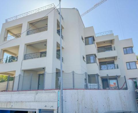 Apartmán se zahradou v novostavbě v centru Opatije s garáží, výhled na moře 