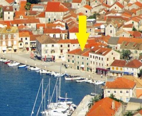 1-й ряд от моря - трехэтажный дом с террасой в отличном месте на Хваре 