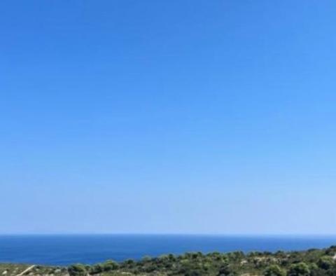 Terrain agricole de 23.450 m² avec 6.000 raisins, maison en pierre et vue mer sur l'île de Vis 
