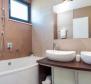 Une villa moderne avec piscines intérieure et extérieure sur la péninsule de Ciovo - pic 13