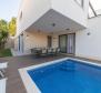Une villa moderne avec piscines intérieure et extérieure sur la péninsule de Ciovo - pic 6