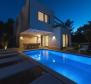 Une villa moderne avec piscines intérieure et extérieure sur la péninsule de Ciovo - pic 25