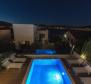 Une villa moderne avec piscines intérieure et extérieure sur la péninsule de Ciovo - pic 31
