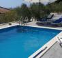 Une villa confortable dans la station balnéaire peu élevée de Sevid entre Trogir et Rogoznica, au bord de fabuleuses baies et péninsules, Croatie - pic 11