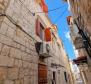 Trzypiętrowy odnowiony kamienny dom w historycznym centrum miasta Trogir - pic 2