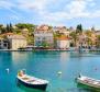 Großes Ackerland mit Olivenhain in Splitska, Brac - foto 11