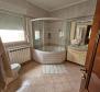 Продается квартира в Опатии с 3 спальнями, видом на море и бассейном - фото 35