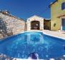 Napos villa Barbanban, medencével, eladó - pic 2