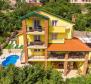Neue Villa im mediterranen Stil in Bregi, Opatija mit zwei Wohneinheiten, Swimmingpool, Gästehaus, Taverne und Kinderspielplatz, zu verkaufen - foto 3