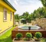 Neue Villa im mediterranen Stil in Bregi, Opatija mit zwei Wohneinheiten, Swimmingpool, Gästehaus, Taverne und Kinderspielplatz, zu verkaufen - foto 9