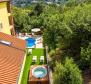 Neue Villa im mediterranen Stil in Bregi, Opatija mit zwei Wohneinheiten, Swimmingpool, Gästehaus, Taverne und Kinderspielplatz, zu verkaufen - foto 30