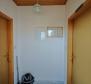 Haus Baška mit 4 Wohnungen, 200 m vom Meer entfernt, zu verkaufen  - foto 13