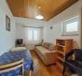 Haus Baška mit 4 Wohnungen, 200 m vom Meer entfernt, zu verkaufen  - foto 16