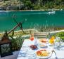 Hôtel unique en 1ère ligne de mer dans la région de Dubrovnik, à vendre - pic 2