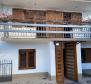 Une maison avec un garage et une grande cour dans un excellent emplacement à Rijeka ! - pic 2