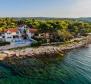 Tengerparti villa hagyományos kővel díszített medencével Brac szigetén - pic 28