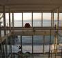 Потрясающая вилла на берегу моря в Риеке с панорамным остеклением - фото 15