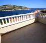 Új ház csodálatos kilátással a tengerre terasszal és apartmanokkal 50 méterre a strandtól Razanj városában, Sibenik, Horvátország - pic 9