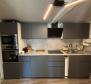 Maison avec deux unités résidentielles à 400 mètres de la mer à Medulin, à vendre - pic 20