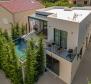 Új építésű villa medencével, második sorban a tengertől Zadar környékén, eladó - pic 4