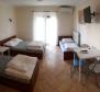 Turistická nemovitost s několika apartmány a bazénem 300 m od moře v Medulinu na prodej - pic 11