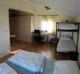 Turistická nemovitost s několika apartmány a bazénem 300 m od moře v Medulinu na prodej - pic 23