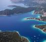 Csodálatos félreeső telek Brac szigetén az ELSŐ VONALON egy csendes öbölben, Dalmáciában, Horvátországban. 