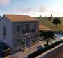 Villa neuve avec piscine à 800 m de la mer à Novigrad, Istrie, à vendre - pic 4