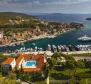 Solta szigetének legígéretesebb szárazföldi helye a legközelebbi Splithez és a hozzá kapcsolódó kompjárathoz, a horvátországi Dalmáciához. 