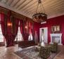 Appartement de luxe dans le palais de Dioclétien. Ancienne demeure du maréchal Napoléon avec de véritables éléments de décoration et meubles. - pic 2