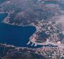 Magnifique terrain d'investissement à un kilomètre de la mer avec un beau panorama sur la mer, Trogir, Croatie. 