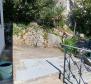 Maison bon marché à vendre à Novi Vinodolski, à 300 m de la mer - pic 4