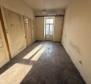 Duplexwohnung zur Renovierung in Crikvenica, 1. Reihe zum Meer, zu verkaufen - foto 2
