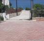 Super mini-hôtel à seulement 50 mètres de la mer sur Ciovo, près de la célèbre ville de Trogir - pic 2