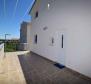 Maison d'hôtes de 5 appartements en première ligne de mer dans la région de Sibenik, à vendre - pic 12