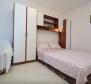 Maison d'hôtes de 5 appartements en première ligne de mer dans la région de Sibenik, à vendre - pic 26
