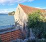 Terrain en première ligne avec ancienne maison et projet de rénovation à Korčula, à vendre - pic 17