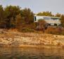 Possibilité unique de construire une villa de classe LUX sur la PREMIÈRE LIGNE dans une baie paisible sur l&#39;île de Brac près de Povlja ! 