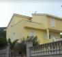 Nádherná lokalita jen 30 metrů od moře - dům na prodej v Grebaštici, oblast Šibenik - pic 11