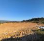 Terrain à Krk en première ligne de construction, à vendre - pic 2