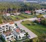 Polovičně připojená nová vila se zahradou, 2500 metrů od moře, v oblasti Poreče, na prodej - pic 14