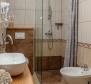 Egyedi, 2 hálószobás apartman Rovinjban, az első sorban a tengerhez, tengerre néző hozzáféréssel, eladó - pic 24